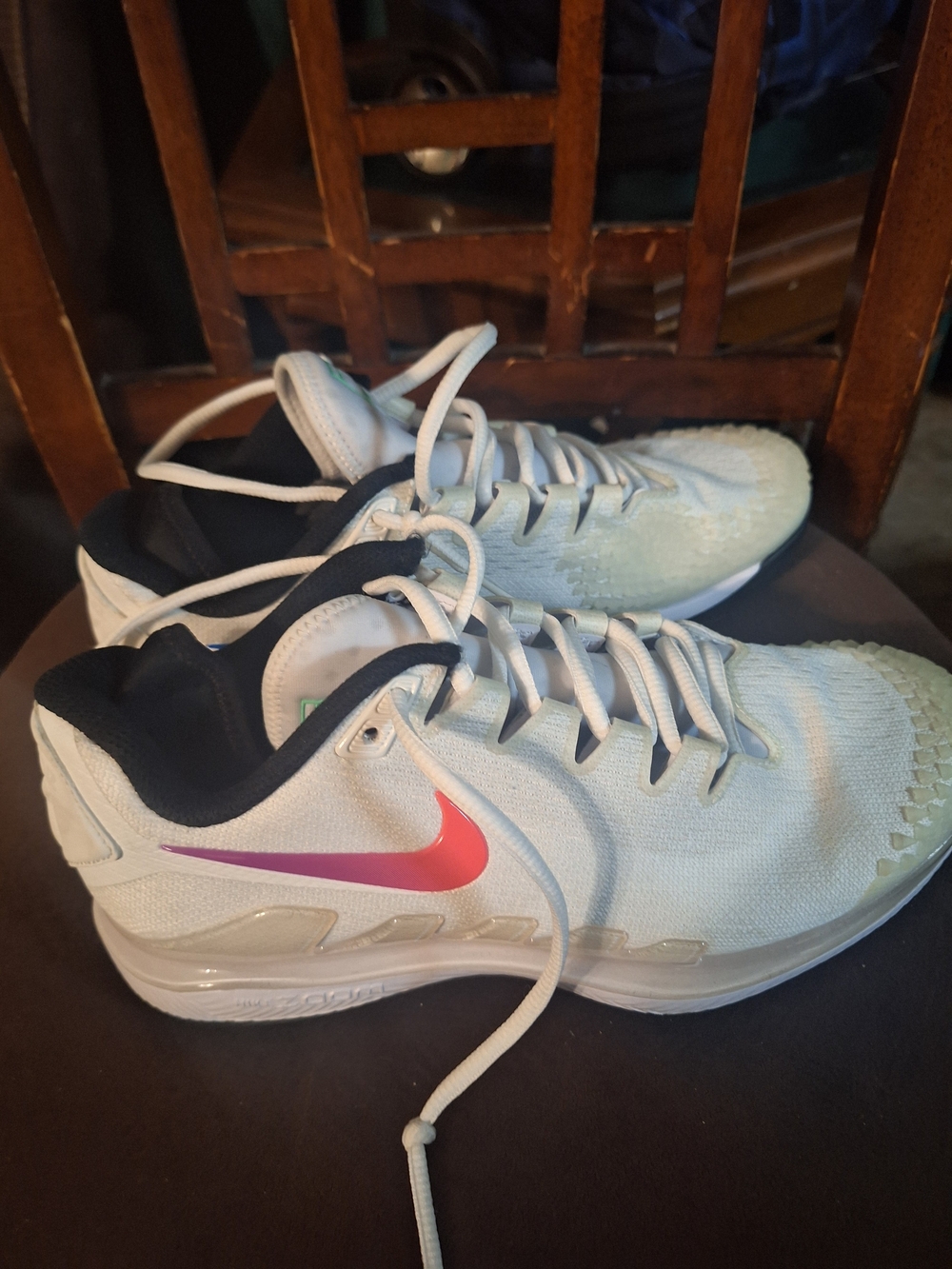 Nike Womenss White Athletic Shoes with Pink Swoosh